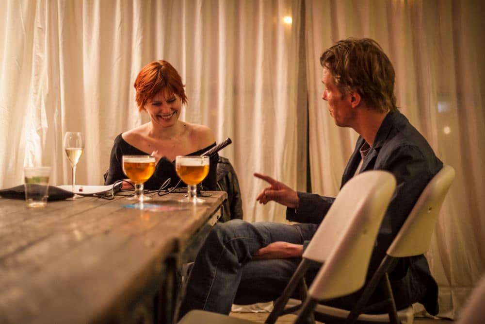 Clotilde Delcommune interviewe Nicolas Guiot lors du Brussels Short Film Festival. Il sit un truc en levant l'index droit. Elle est hilare.