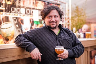 Pascal Hologne du Brussels Short Film Festival est accoudé au bar du chapiteau de celui-ci, un verre de Chimay à la main.