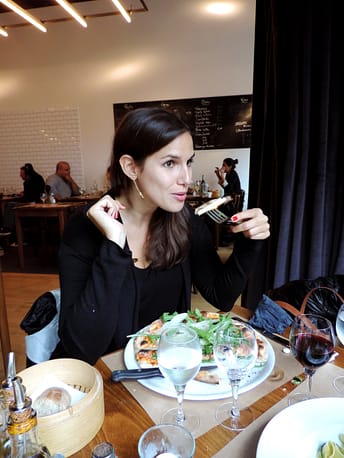 Myriam Leroy mange sa pizza à la fourchette dans un restaurant italien.