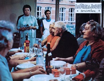 Une scène du film "Home sweet home" de Benoît Lamy. Des vieux attablés sous une pancarte qui dit "La fête à Jules".