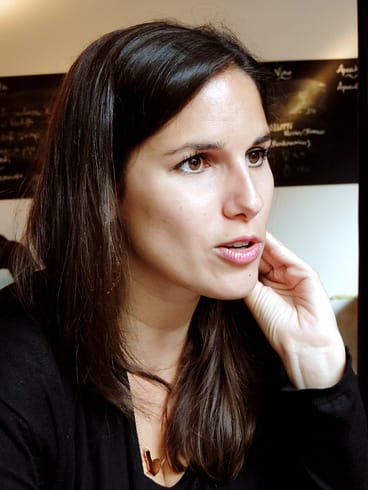 Gros plan sur Myriam Leroy et son sourire mi-figue mi-raisin.