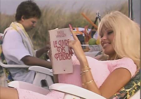Lolo Ferrari lit Le livre des plaisirs de Vaneigem. Scène de Camping Cosmos de Jan Bucquoy.