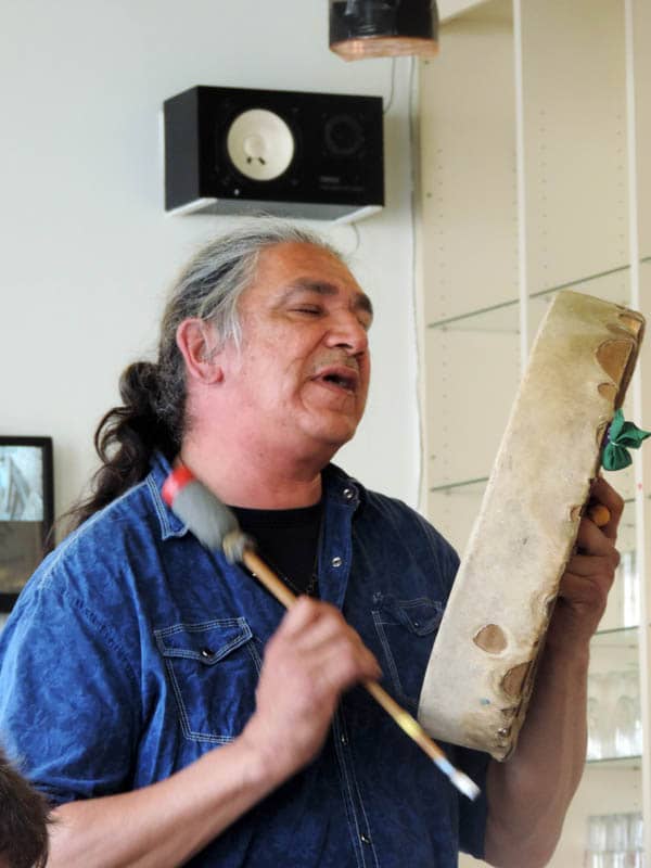 Jacques Néwashish chante en jouant du tambour pendant le Fiestival.
