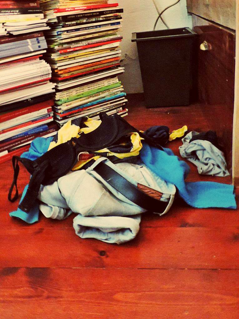 Des vêtements à terre lors de l'interview à poil de Camille au Festival du fanzine.