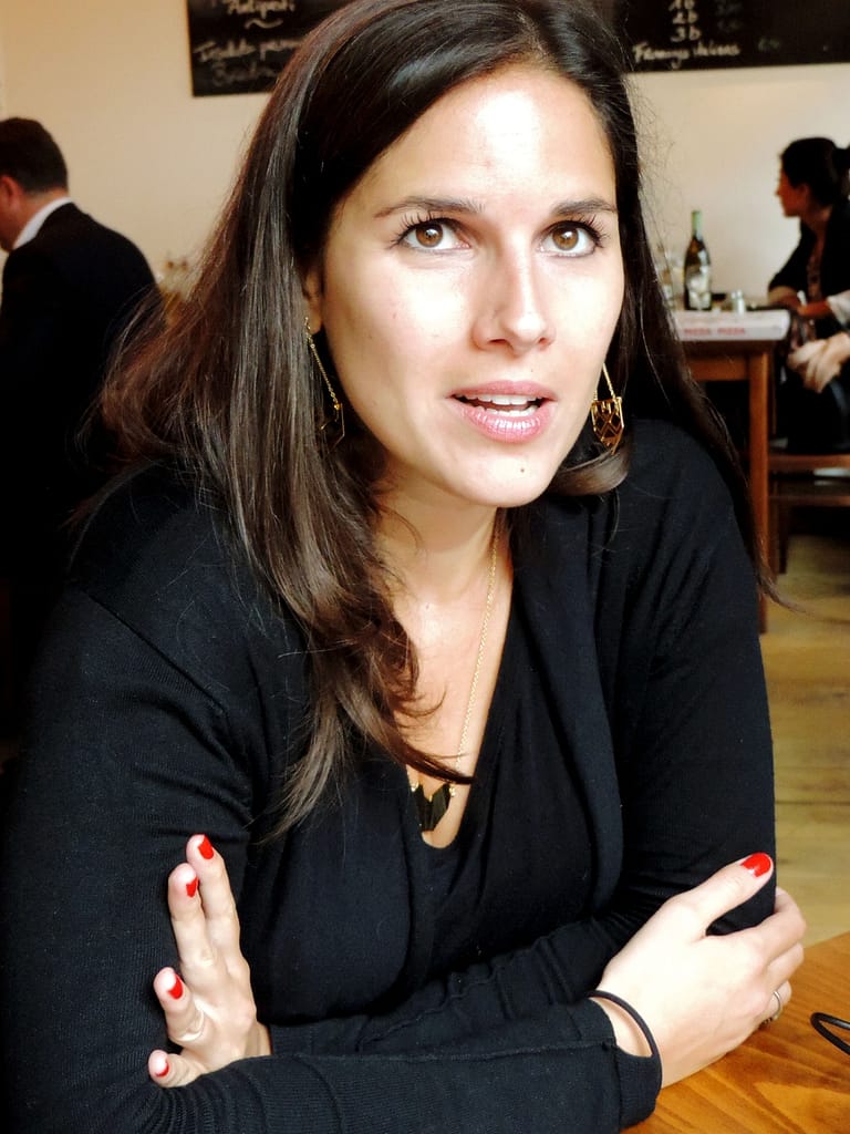 Gros plan sur Myriam Leroy qui réfléchit fort en disant des trucs.