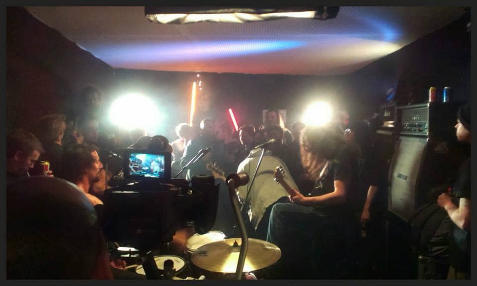 Pendant le tournage du clip de "M.O.R.E." des Progerians, l'équipe filme le chaos.