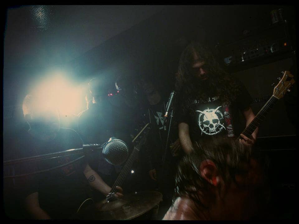 Pendant le tournage du clip de "M.O.R.E." des Progerians, Fabrice Fardelli joue de la guitare.